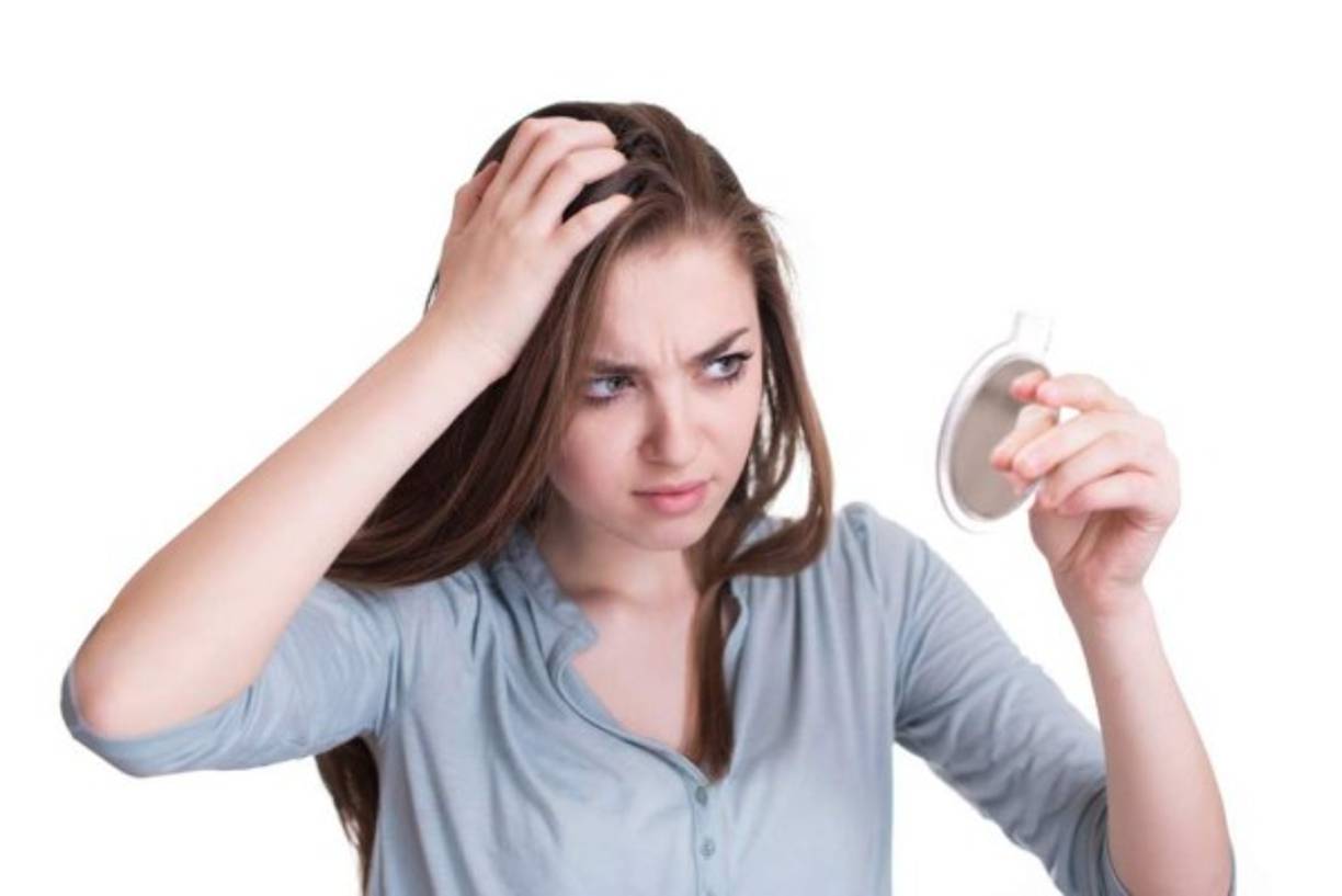 La presencia de caspa en el cabello no solo afecta a nivel estético sino que se trata de una señal del crecimiento de hongos en el cuero cabelludo.