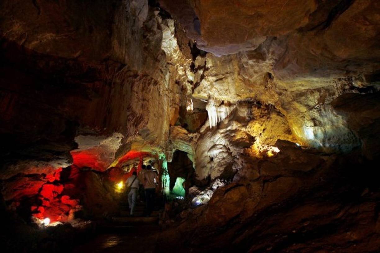 La gruta principal de las cuevas de Taulabé fue descubierta en 1969. Actualmente está acondicionada para el público. En total son 24 cuevas de origen natural.
