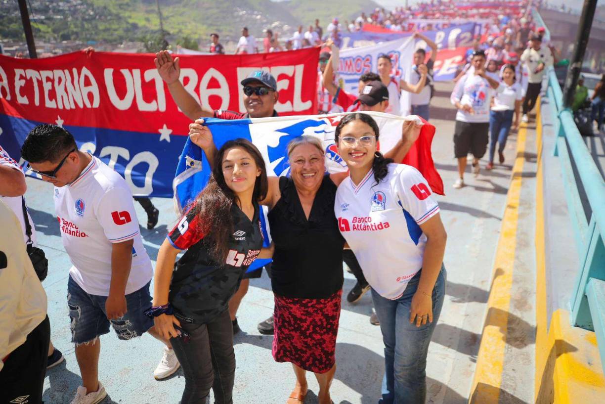 Ellas posaron y sonrieron a las cámaras de OPSA en la caminata de la Ultra Fiel.