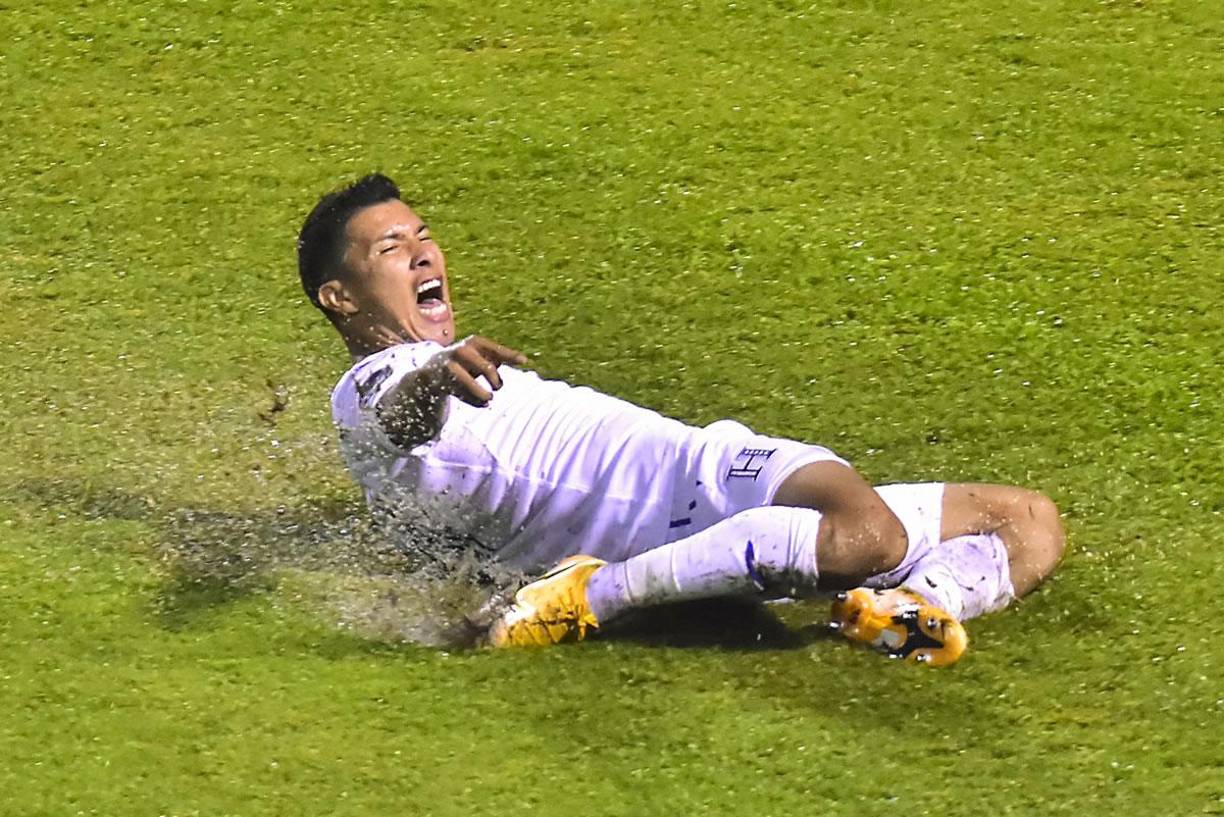 Kevin López celebrando su gol con el que Honduras se puso adelante 1-0 sobre Canadá.
