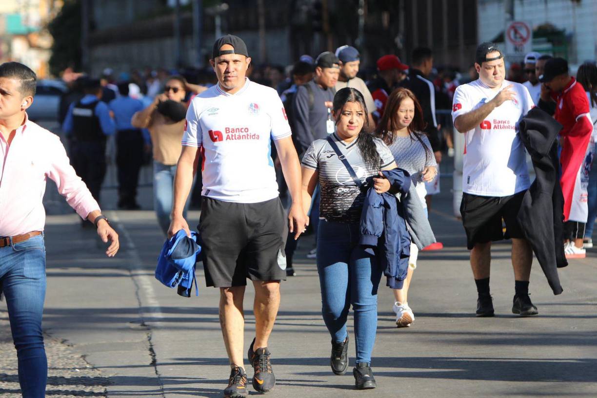Los aficionados de Olimpia y Motagua llegaron a tempranas horas al recinto capitalino para disfrutar de la fiesta del fútbol hondureño. 