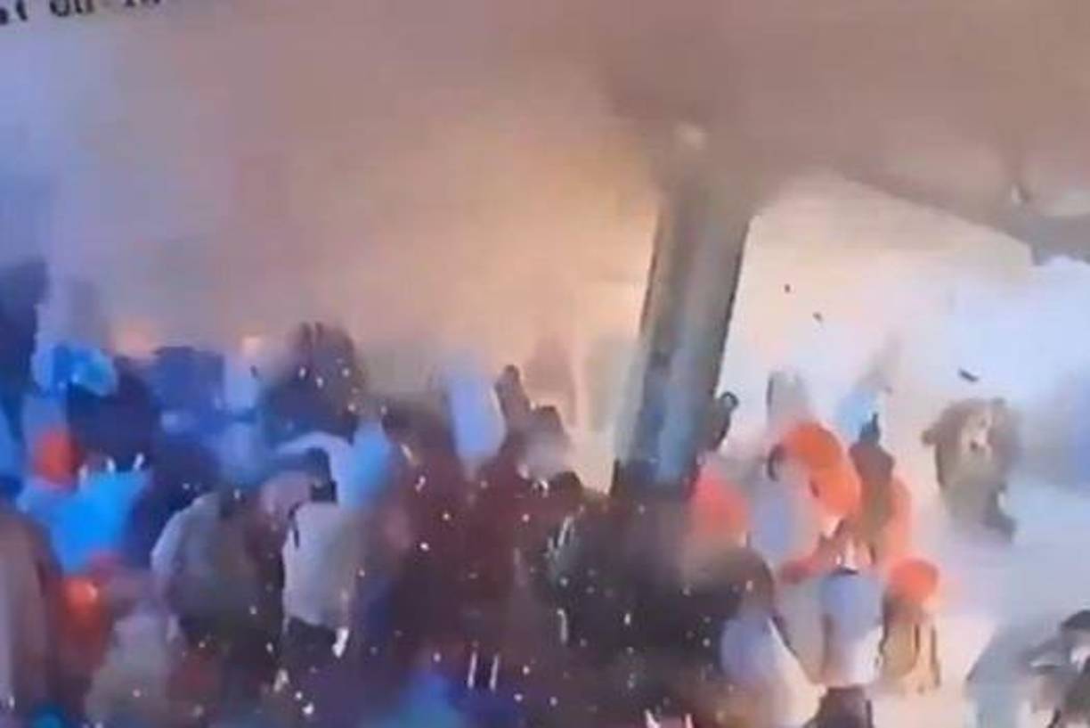 El comisionado confirmó además que personal de las fuerzas del orden se encontraba entre los muertos en el ataque. La explosión se produjo cuando miembros de infantería del Ejército paquistaní regresaban de un curso de formación.