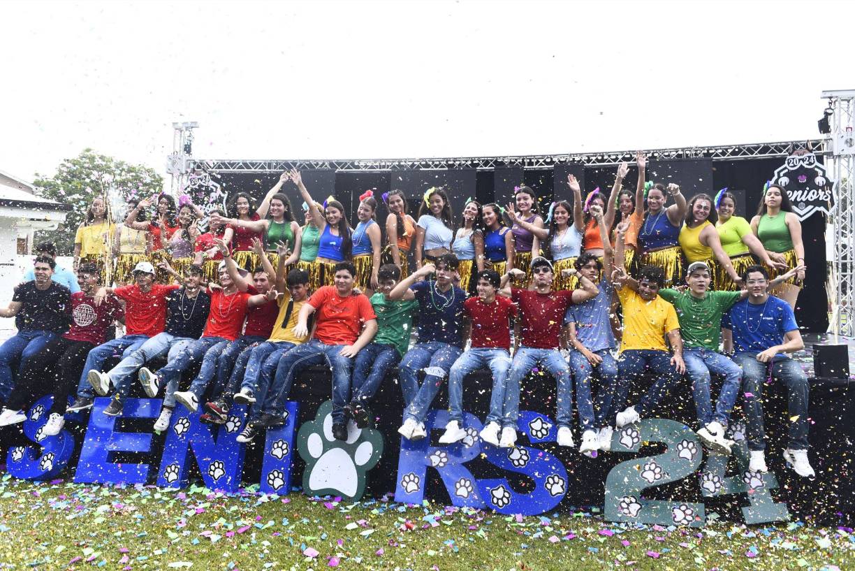 Los 41 seniors de la escuela bilingüe Academia Americana, de San Pedro Sula, celebraron su regreso a clases por todo lo alto. 