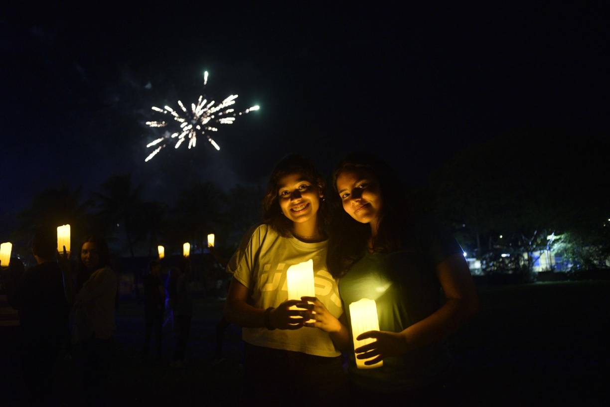 Luces encendidas y juegos pirotécnicos en honor a los fundadores