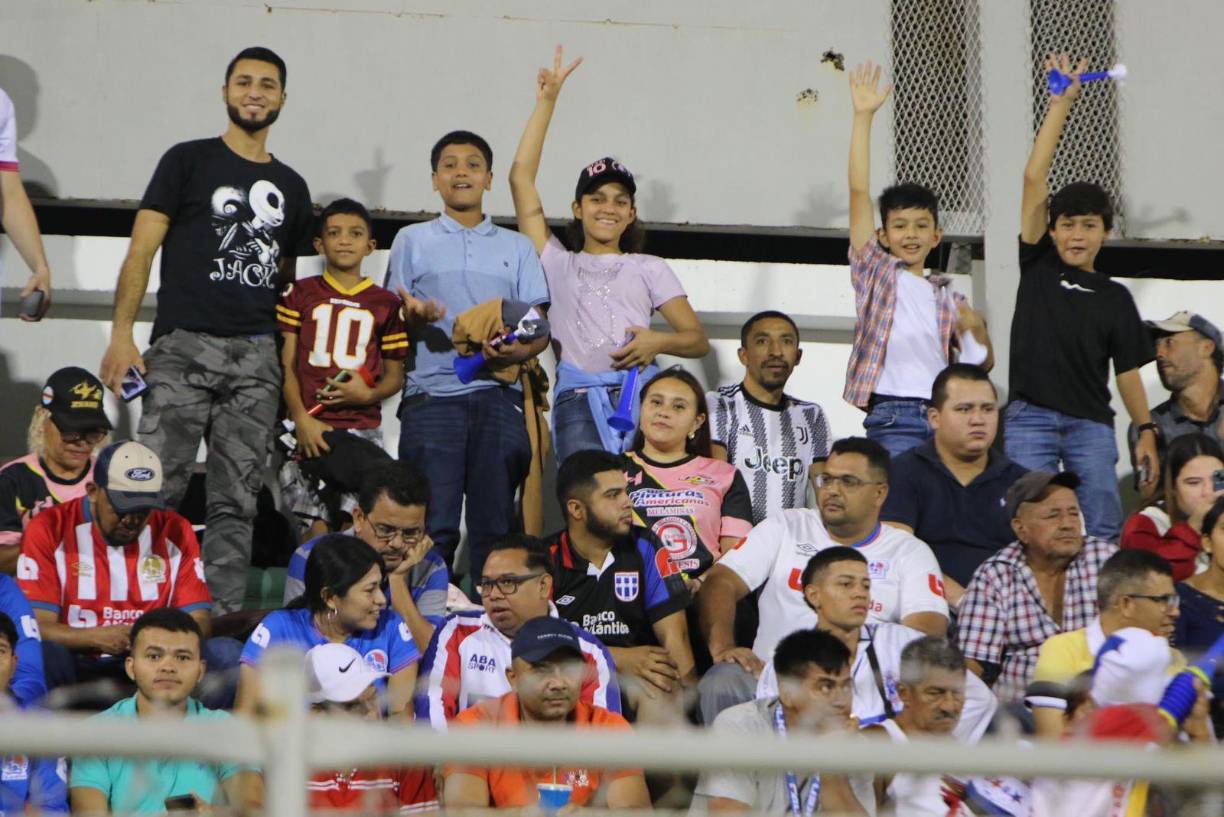 Génesis-Olimpia: Ambientazo, el “León” y chicas engalanan en Comayagua