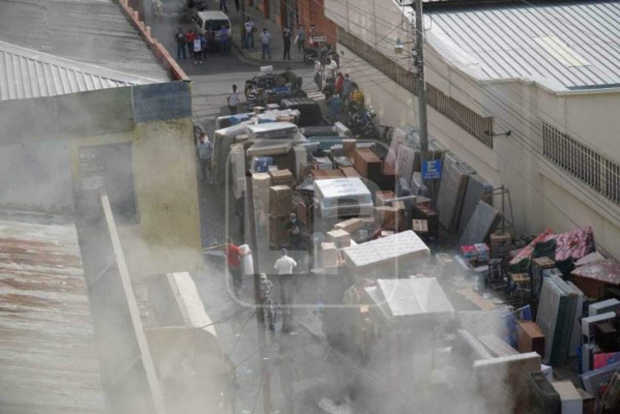 En las afueras fueron colocados todos los productos que los comerciantes lograron rescatar.