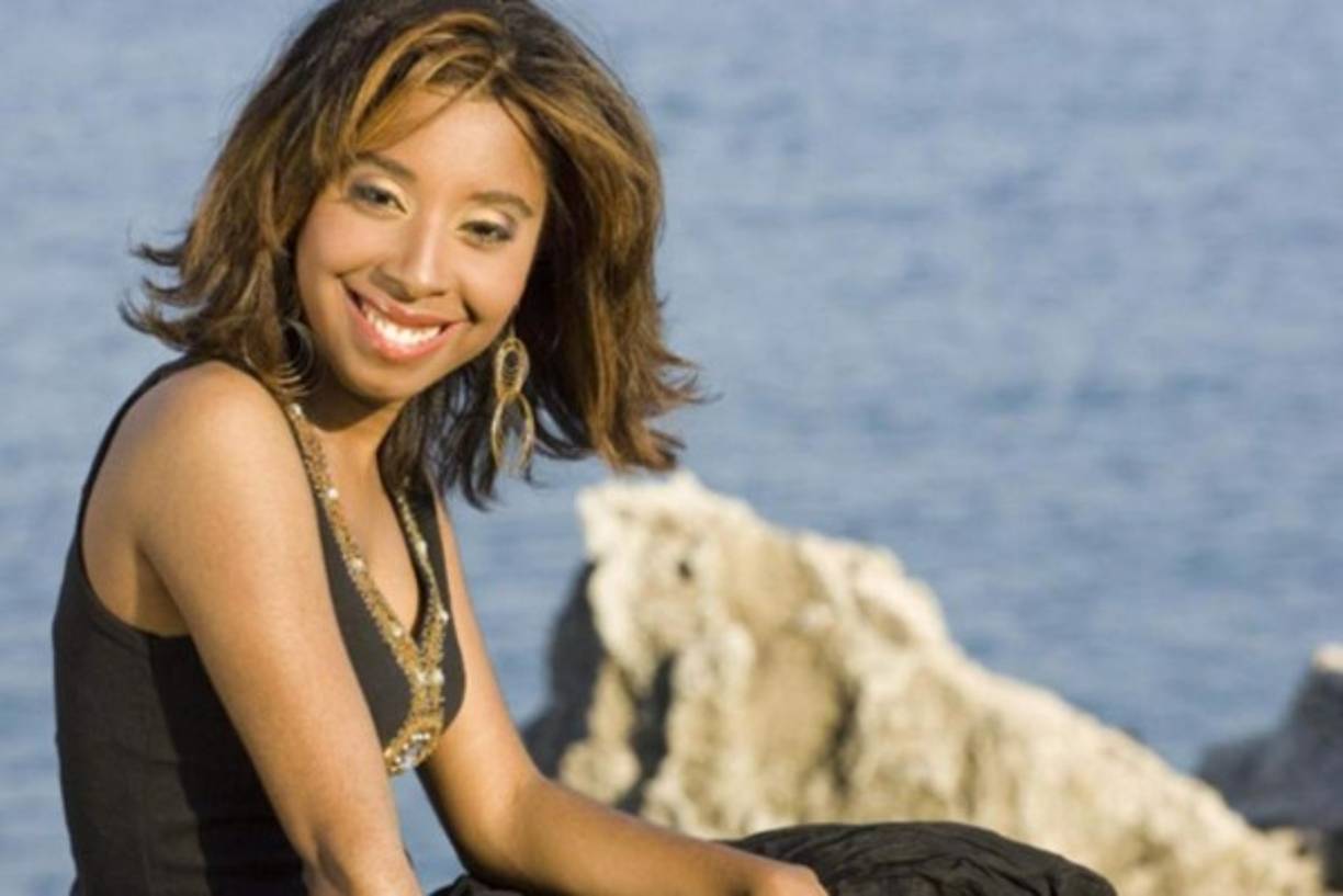 Su primer trabajo musical lo tituló Contigo Dios y salió al mercado en el 2001. Este disco fue muy vendido y tuvo gran aceptación en Latinoamérica y gran parte de Estados Unidos. Algunos años después Lilly Goodman pasó a formar parte del sello Vástago Producciones, empresa de propiedad de Jesús Adrián Romero. Con este sello grabó, en el 2003, su segunda producción, llamada Vuelve a casa. A partir de este álbum su carrera despegó en gran manera, logrando convertirse en una de las cantantes más importantes de la música cristiana.