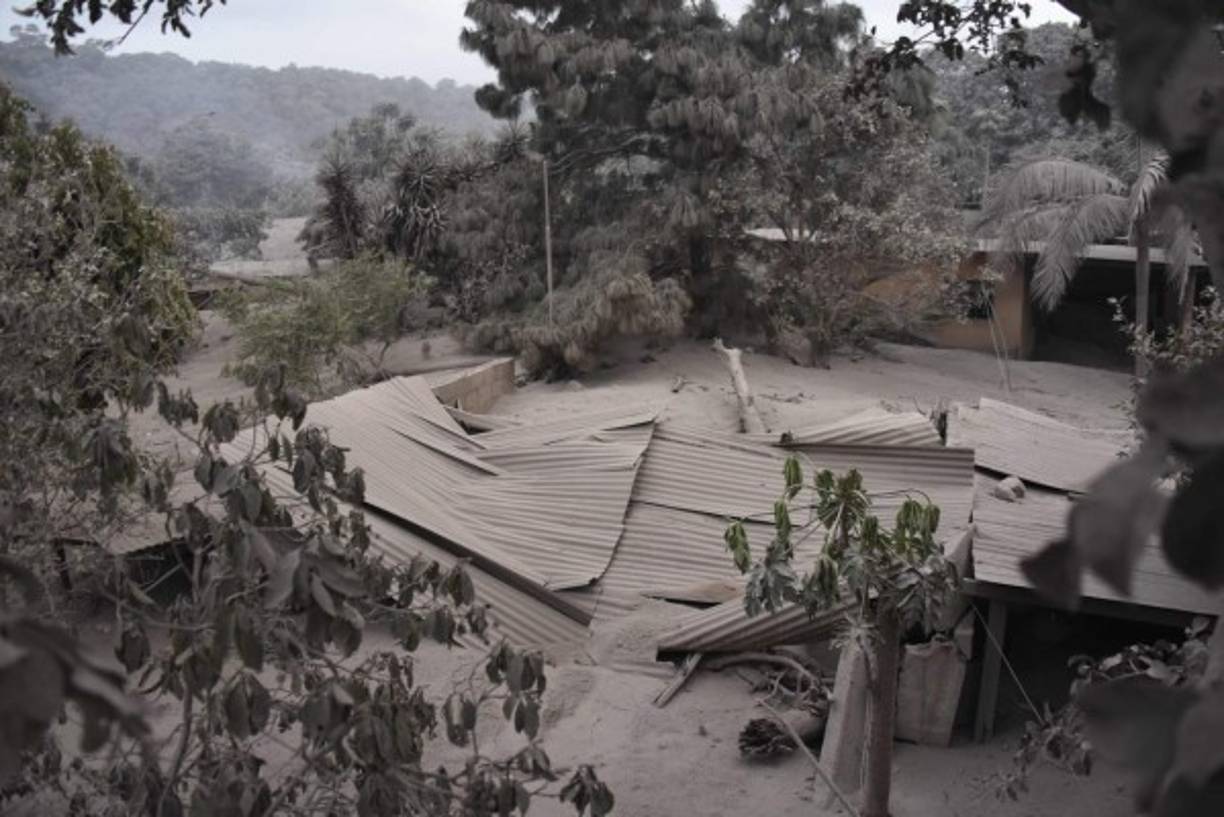 La devastación en El Rodeo es total. Casas destruidas y plantaciones completamente calcinadas por la furia que desató el volcán, de 3.763 metros de altura y a 35 km al suroeste de la capital, son el panorama de este lunes.