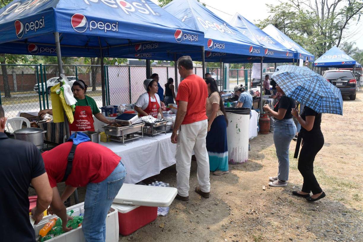 Mientras que, en el área de alimentos, los asistentes pueden disfrutar de una amplia variedad de comidas y bebidas típicas de la gastronomía hondureña.