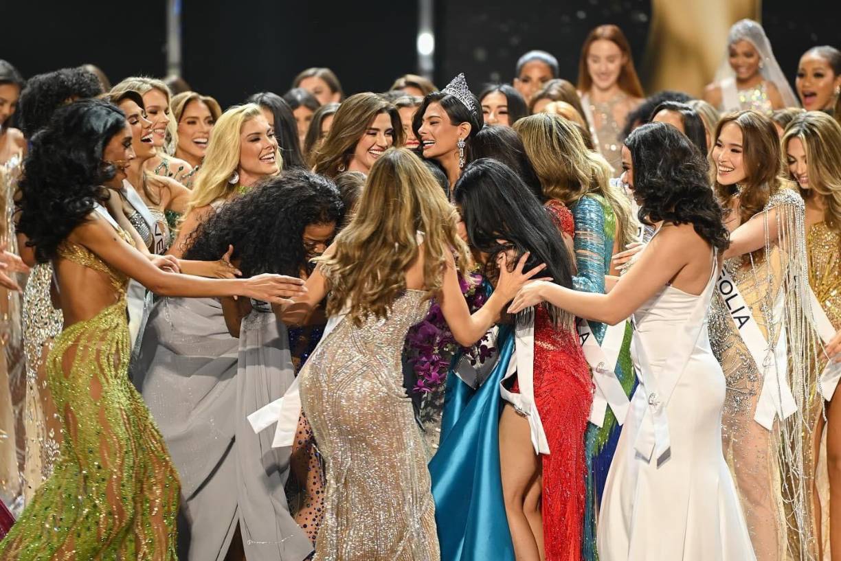 El gobierno de El Salvador el día del certamen instaló pantallas en las plazas Salvador del Mundo y Capital General “Gerardo Barrios’, en el corazón de la capital para que personas y turistas observaran el Miss Universo.