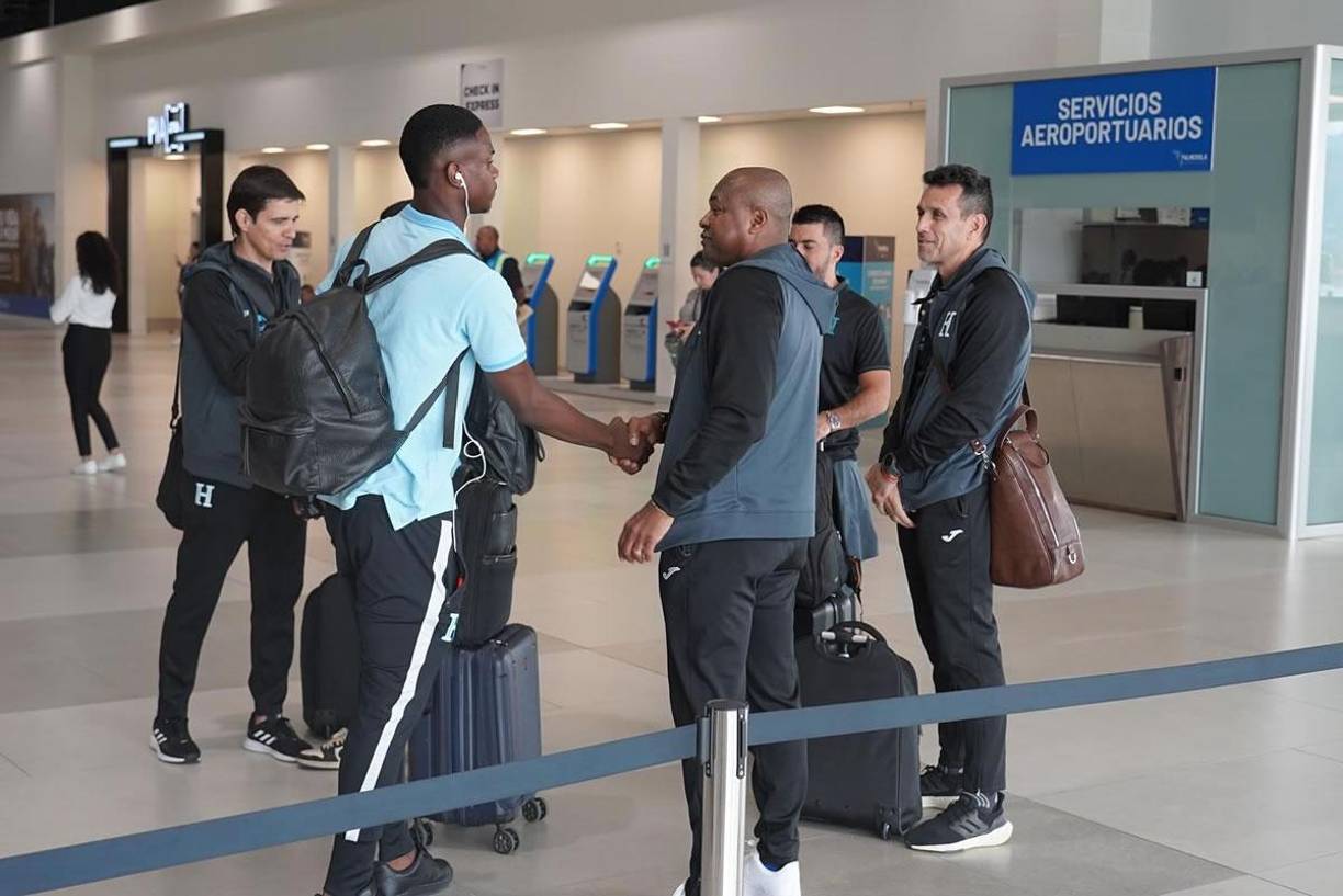 Daniel Carter Bodden al entrenador de la Sub-23 de Honduras, Bernardo Redín.