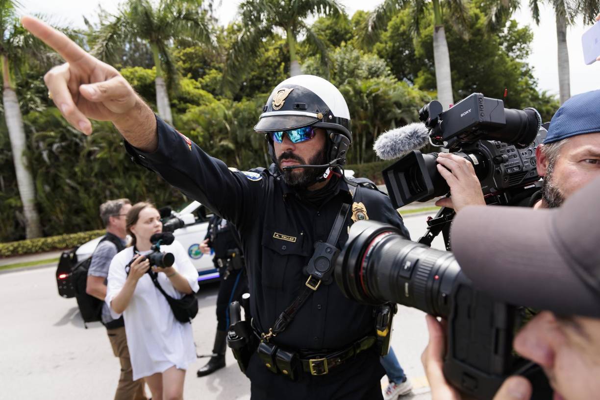 Desde el Trump National Doral Miami, el expresidente (2017-2021) saldrá este martes para la sede del tribunal, al que accederá por un túnel subterráneo y donde agentes del cuerpo de alguaciles de EE.UU. le tomarán las huellas dactilares, según informó el canal local NBC 6. 