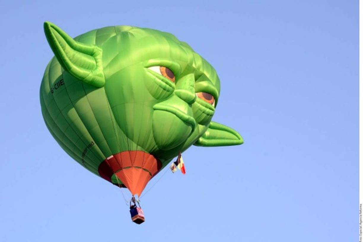 Los participantes hacen gala de su creatividad con sus singulares globos.