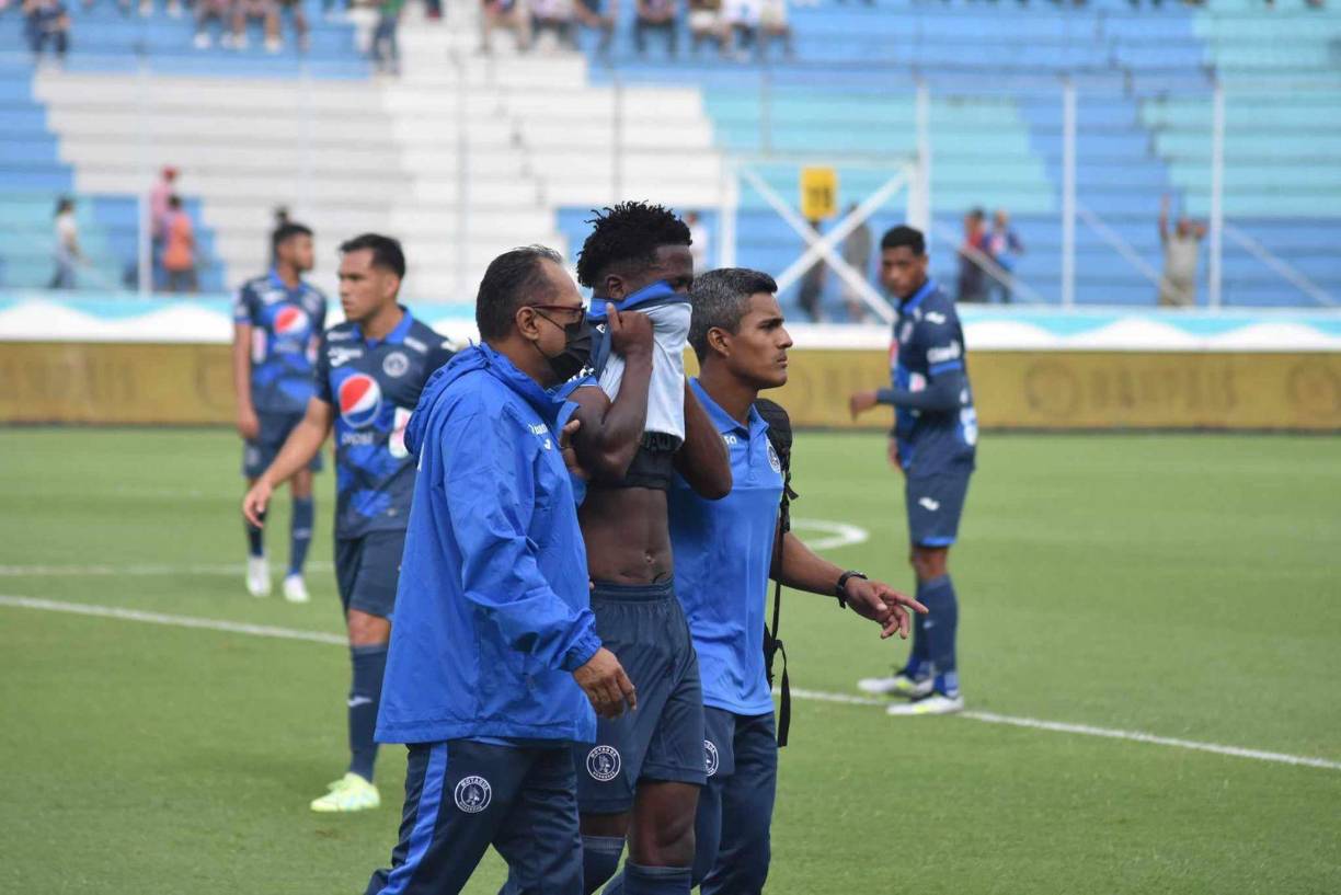 El joven mediocampista tuvo que salir con ayuda de los asistentes técnicos del Motagua. Hasta el momento se desconoce su lesión.