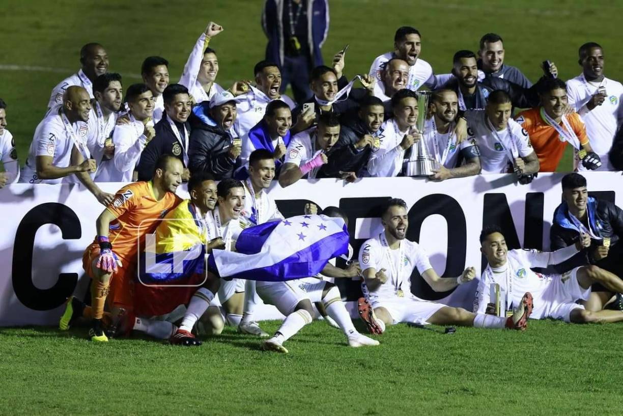 Júnior Lacayo corriendo para salir en la foto del recuerdo con la copa de la Liga Concacaf.