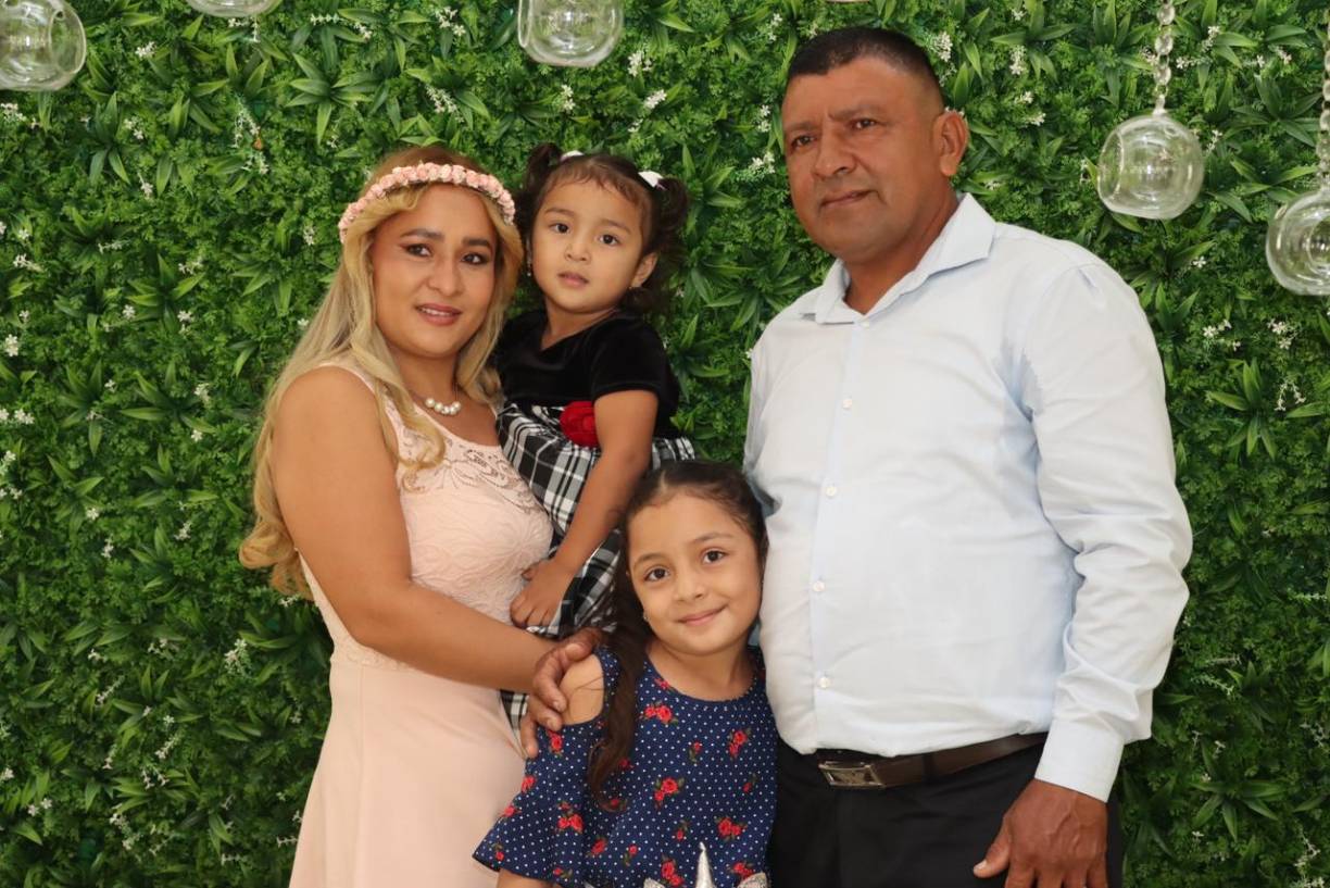 Al finalizar la ceremonia eclesiástica, las parejas serán sorprendidas con premios valorados en más de un millón de lempiras: cuentas de banco, bonos de pasteles, estadías en hoteles, refrigeradoras, estufas, lavadoras, juegos de sala, canastas, cupones de supermercados y aires acondicionados.