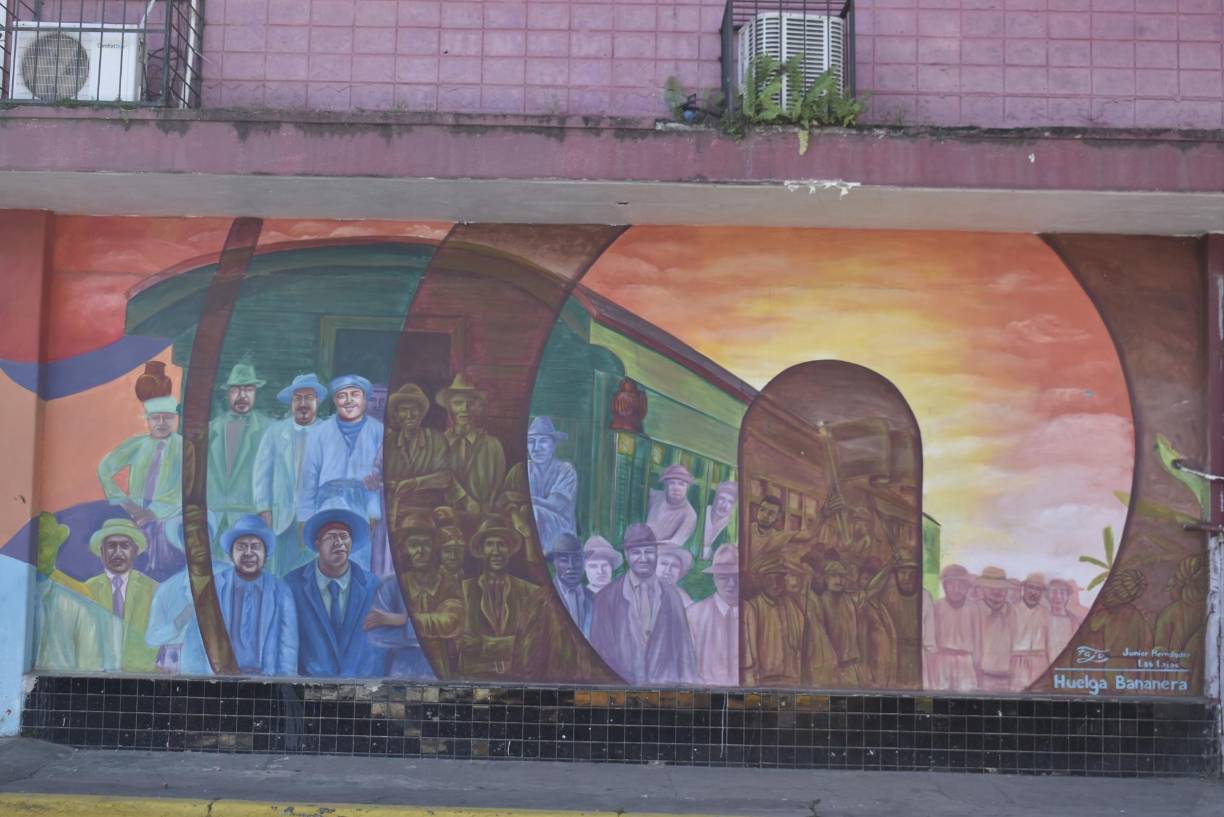 El tren y los empleados de las empresas bananeras que llegaron a inicio de 1900 a la costa norte, fueron retratados en un bonito mural. 