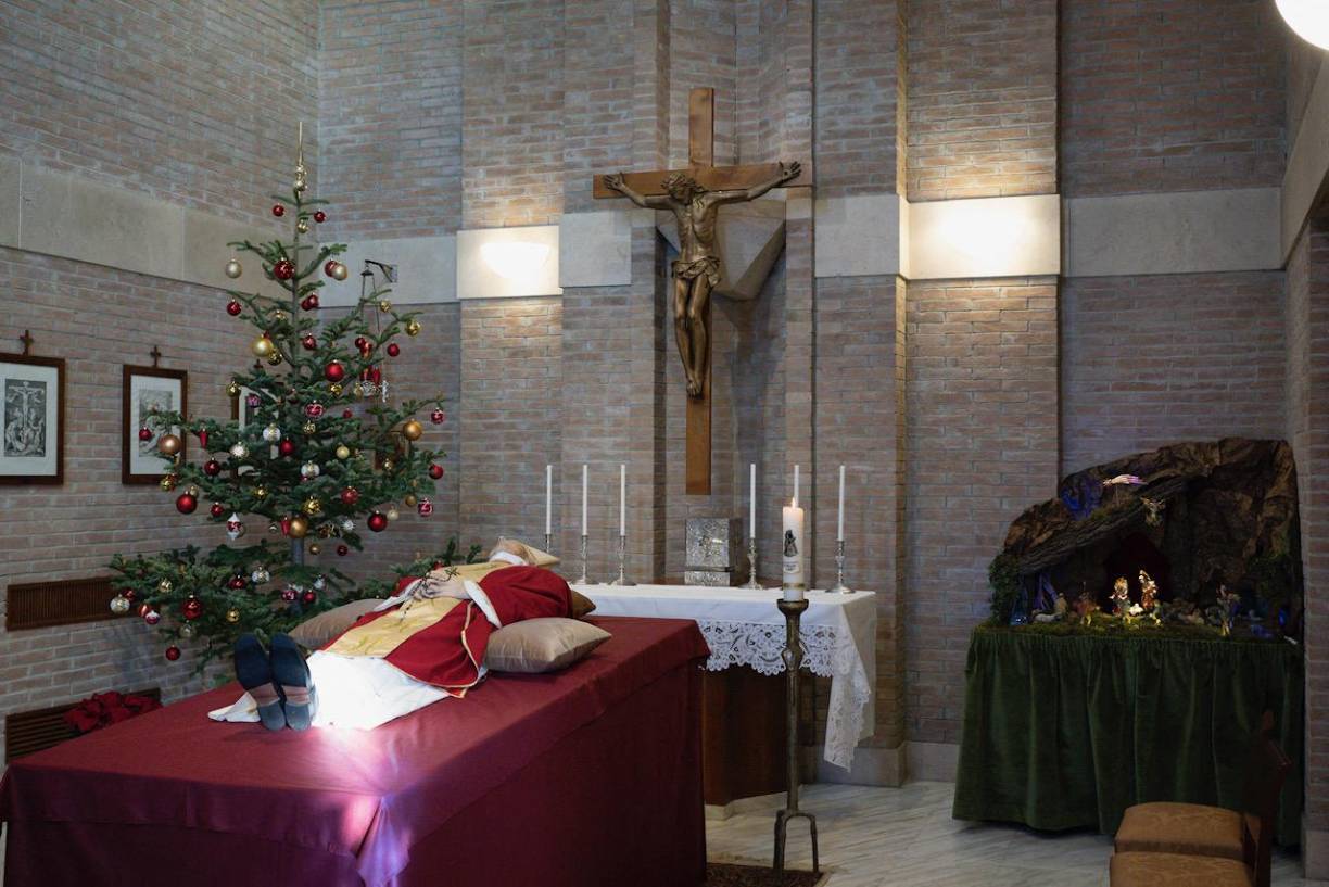 Se trata de un espacio particularmente sobrio, en comparación con los elegantes salones del palacio apostólico, con un crucifijo, un árbol de Navidad y un pesebre. 