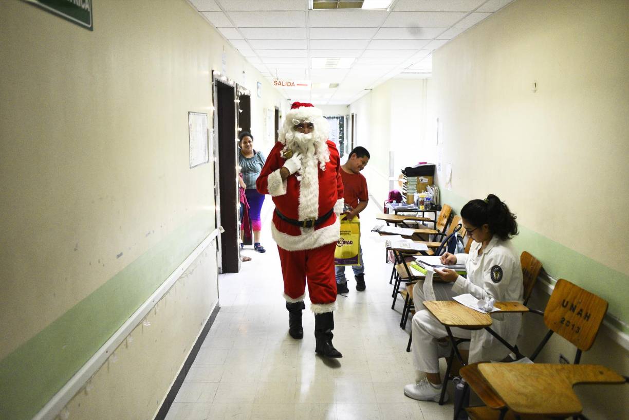 En ese momento sintió la necesidad de hacer algo para que estos niños pudieran sentir la misma alegría que sus hijos, por lo que tomó dos de los juguetes que había comprado y se los obsequió.