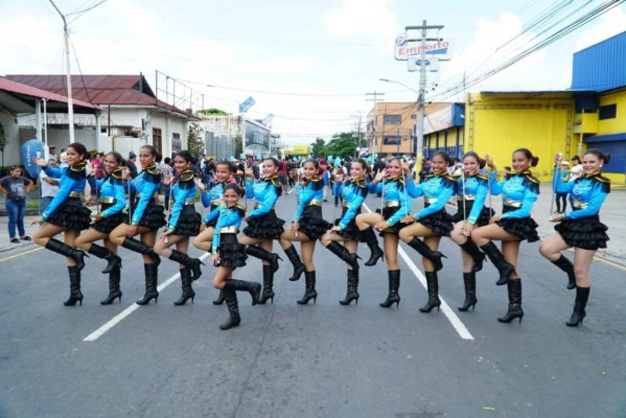 Ellas son las lindas palillonas del famoso colegio JTR de San Pedro Sula.