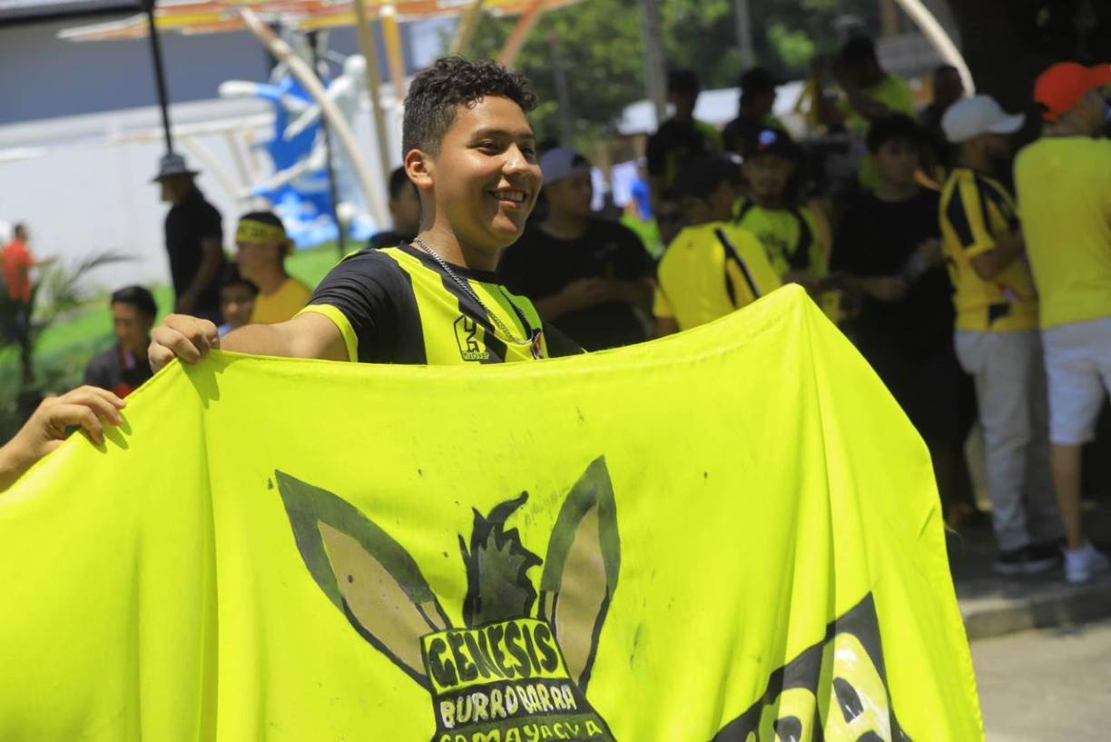 Pero, los aficionados del Génesis no se quedaron atrás y llegaron al estadio para apoyar a su equipo.