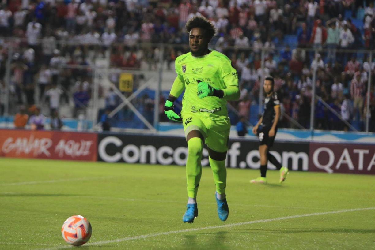 Eddie Roberts fue la gran figura del CAI, con vitales atajadas ante el Olimpia.