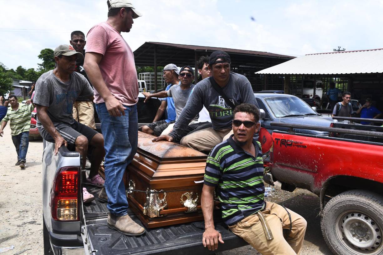 El cuerpo de Maycol fue llevado en un feretro hasta El Porvenir para ser velado y posteriormente sepultado.