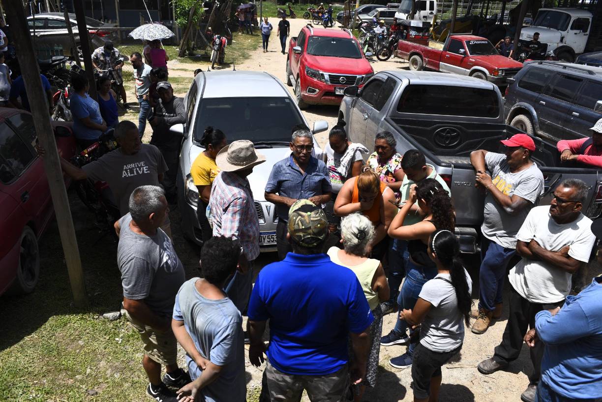 Rápidamente, los mismos familiares, amigos y vecinos se llevaron el cuerpo para darle sepultura.