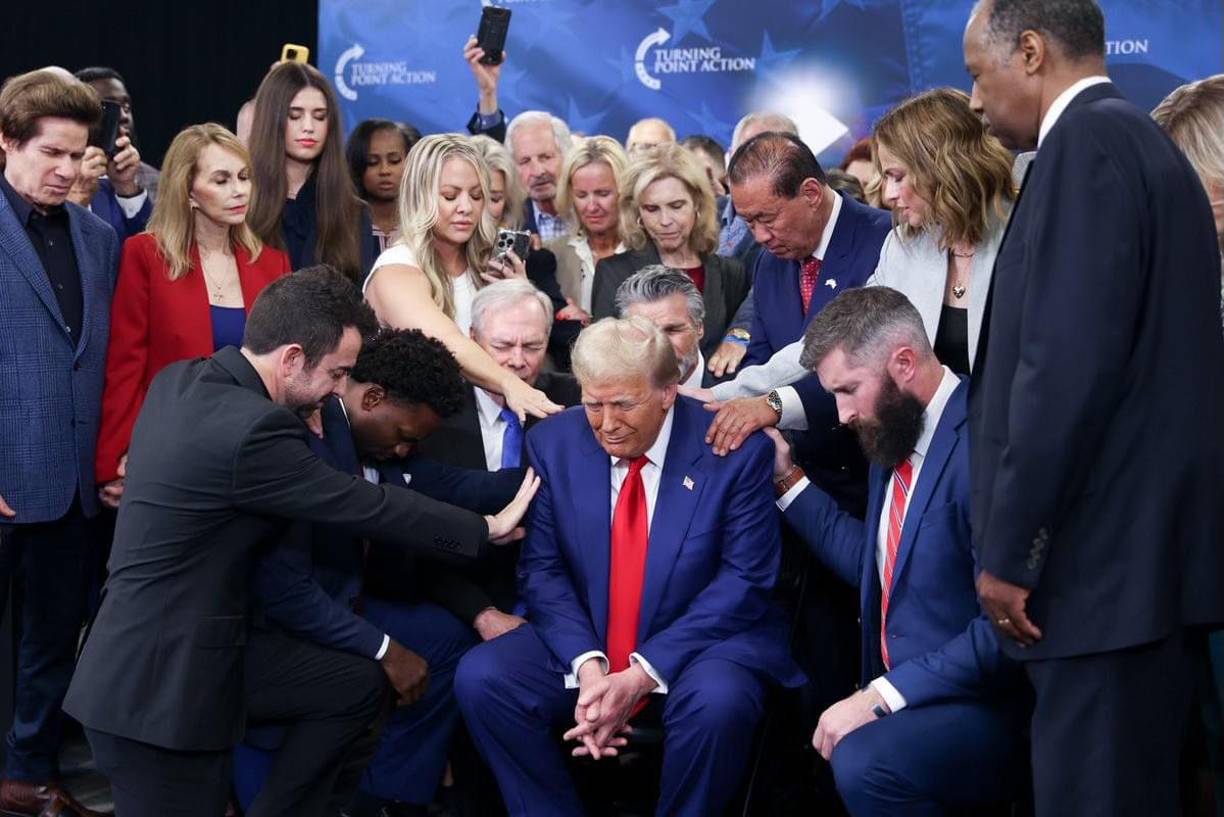 De igual forma, un grupo de cristianos afirmaron su euforia por el gane de Trump, ante ello, la comunidad latina que los sigue mostraron su inconformidad por las muestras de apoyo.