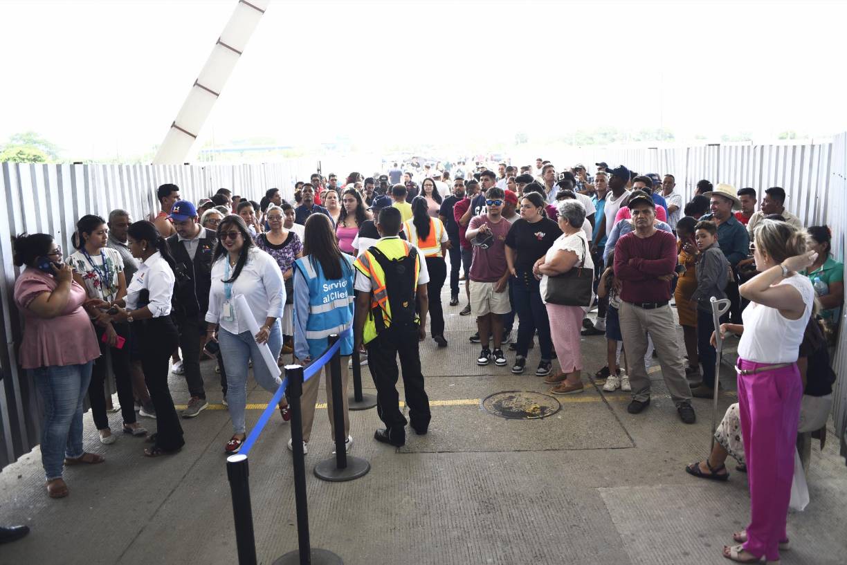 Familiares de viajeros en el aeropurto Ramón Villeda Morales se mostraron molestos tras medida implementada por autoridades de solo dar ingreso a un pariente del viajero.