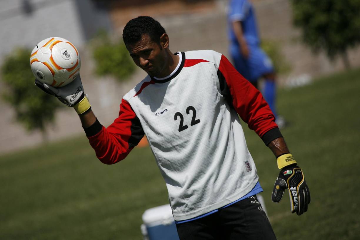 Orlin Vallecillo cuenta con 39 años de edad. En Liga Nacional formó parte de clubes como Real España, Marathón, Victoria, Honduras Progreso, Vida, Hispano, además de la selección de Honduras.