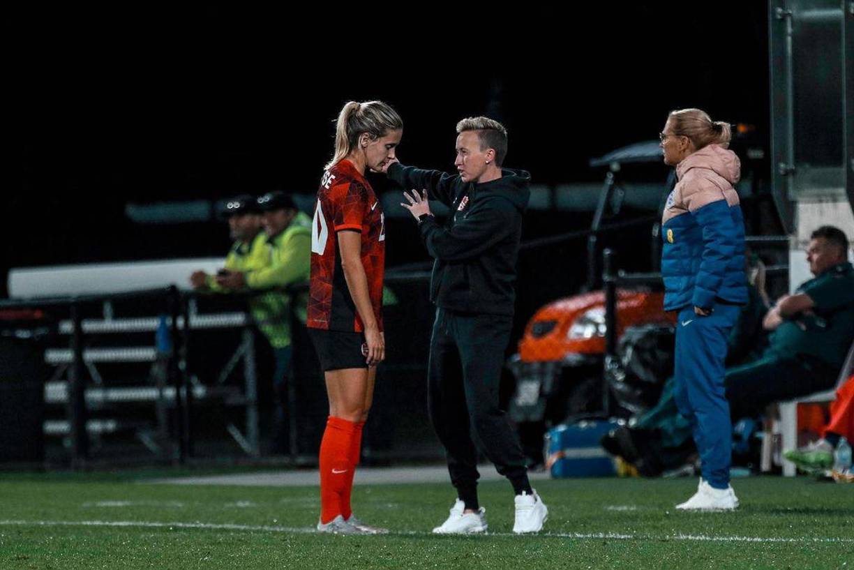 Y es que la entrenadora de la vigente campeona olímpica, fue apartada de los Juegos después de que se conociera que su auxiliar Jasmine Mander y el analista Joey Lombardi emplearon un dron para filmar un entrenamiento de Nueva Zelanda, una de sus rivales en la fase de grupos.