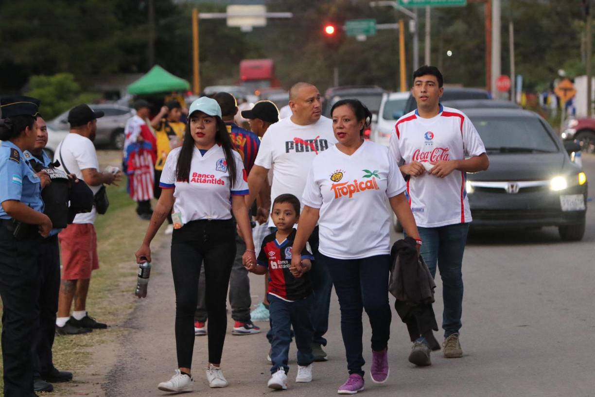 Un lindo ambiente familiar se pudo observar en las afueras del recinto en Comayagua previo a la semifinal entre Génesis y Olimpia. 