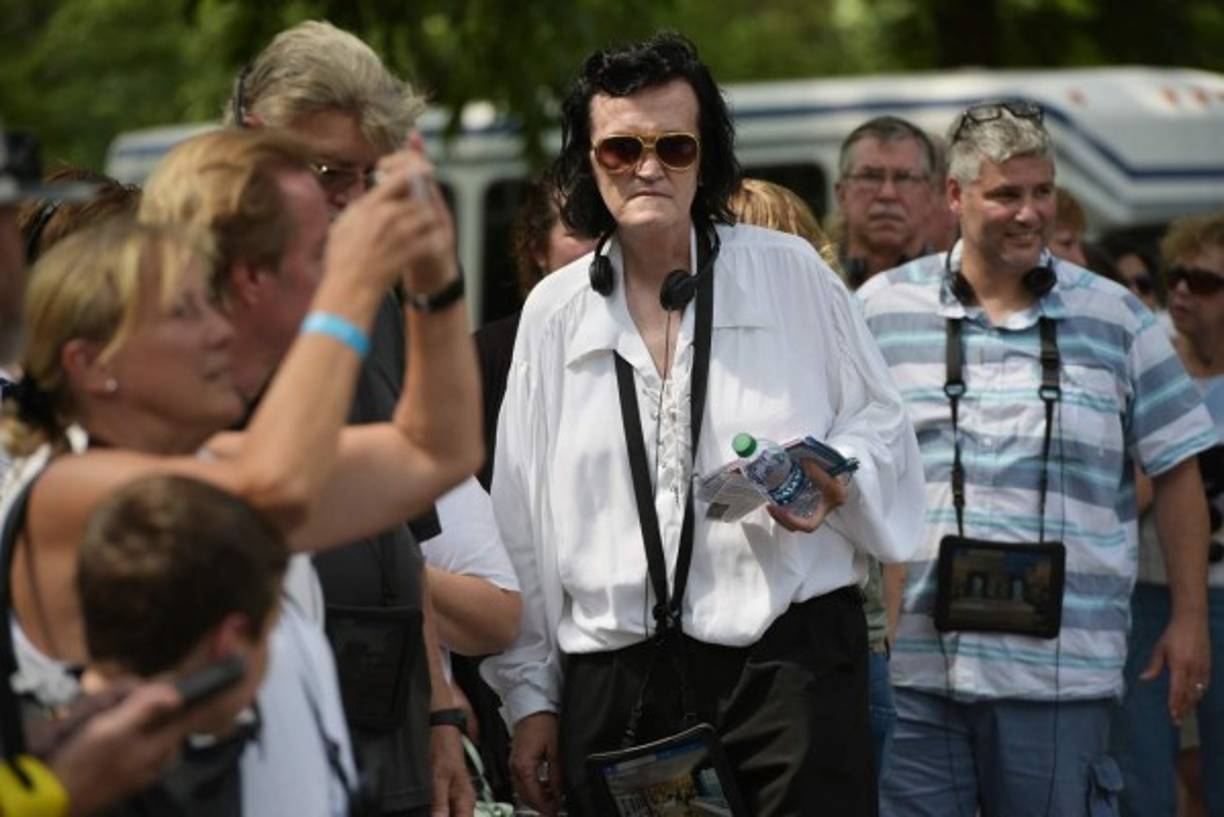 "Más de 600,000 visitas de admiradores llegan cada año a Memphis, Tennessee, para rendir tributo a la leyenda del rock."