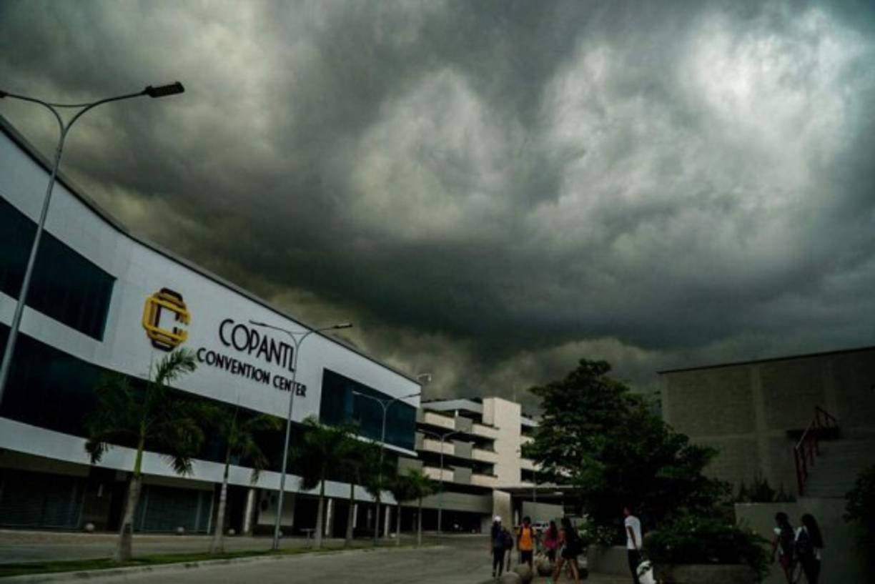 El desplazamiento de la tormenta tropical Franklin por el noreste de las costas hondureñas dejó bandas nubosas que provocaron ayer lluvias, chubascos y actividad eléctrica. Conforme al pronóstico del Centro de Estudios Atmosféricos Oceanográficos y Sísmicos (Cenaos), en San Pedro Sula la tormenta tropical ayer mismo se alejó el territorio nacional y ya no representa ningún peligro debido a que se desplazó hacia la península de Yucatán.
