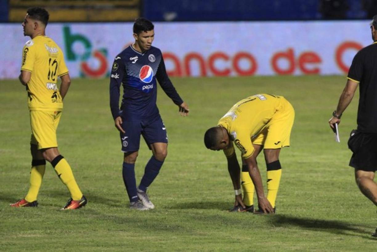 Jugadores del Motagua, como Kevin López, tuvieron un buen gesto con los jugadores del Real España al consolarlos al final del partido. Los aurinegros prácticamente dicen adiós a la pentagonal.