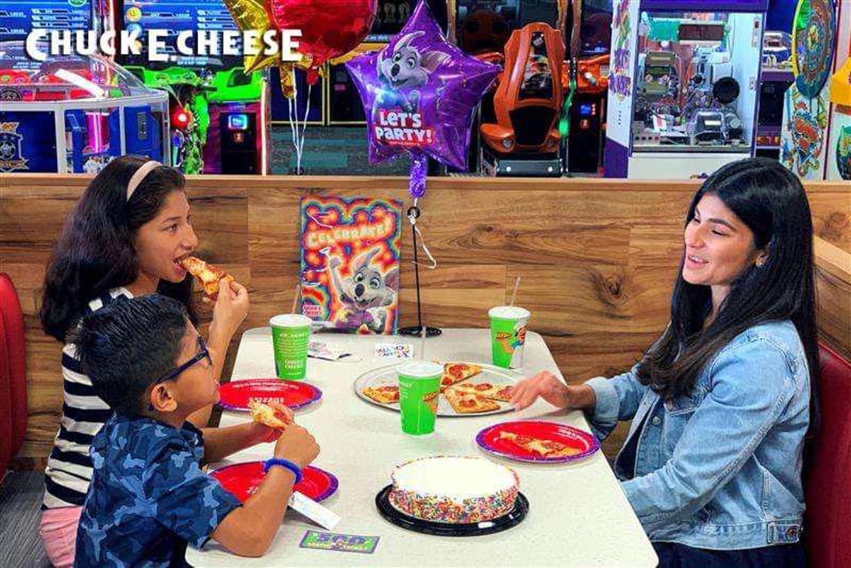 4. Categoría Niños: Chuck E. Cheese’s.Desde su inauguración se ha convertido en el lugar preferido de las familias, ofrece un ambiente divertido y seguro, en donde los niños pueden disfrutar por horas en cada juego y compartir deliciosos menús. Sin duda, Chuck E. Cheese’s llegó para revolucionar el entretenimiento familiar, ideal para celebrar cumpleaños o simplemente pasar un fin de semana espectacular en compañía de tus seres queridos.