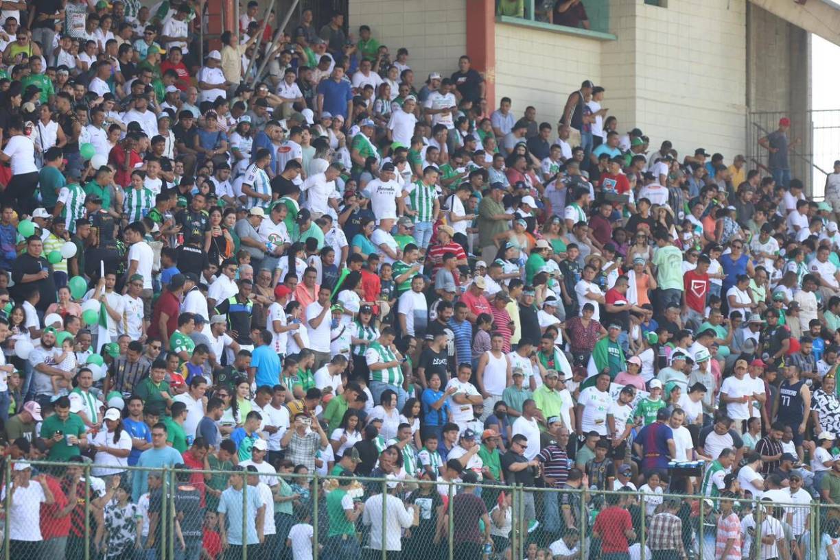 Espectacular el ambiente en las graderías del Estadio Excélsior de Puerto Cortes.