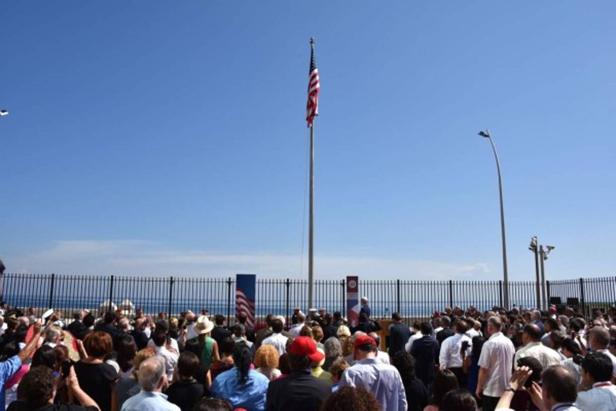 Luego de medio siglo de conflicto entre Cuba y EUA, finalmente la bandera estadounidense volvió a izarse en La Habana.