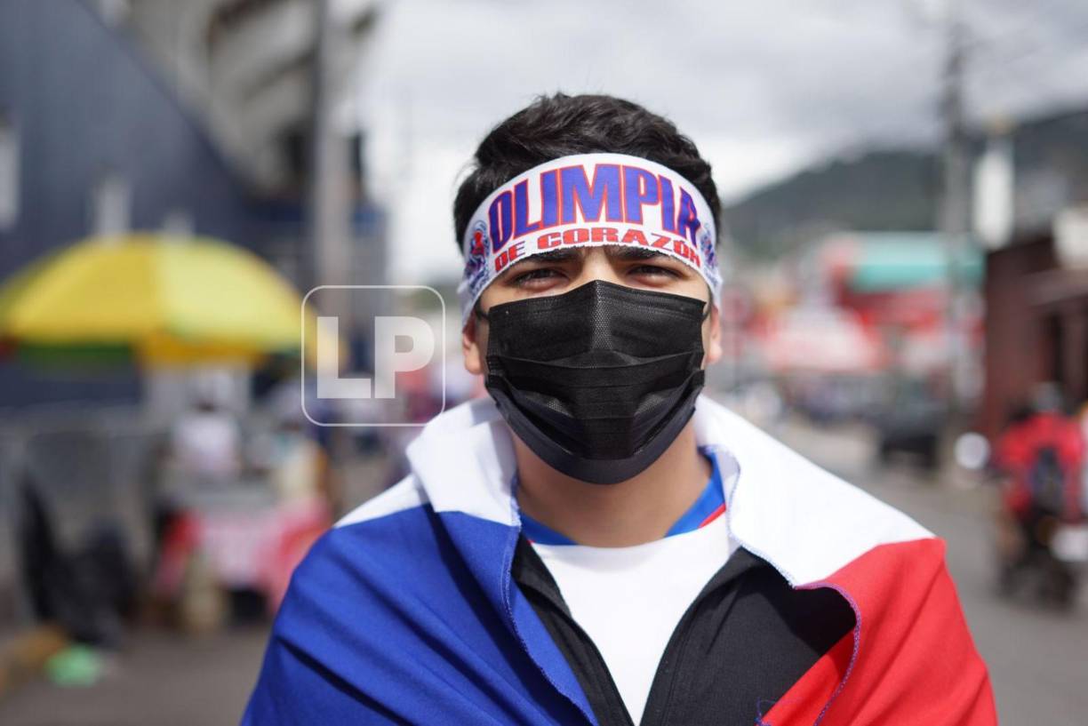 Este hincha llegó bien uniformado con los colores del Olimpia.
