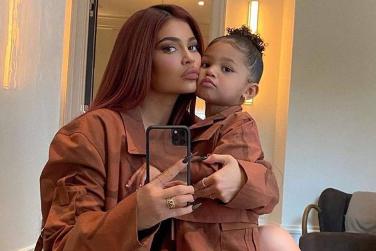 Más allá de sus apariciones públicas, la mamá de Stormi Webster comparte con sus más de 252 millones de seguidores en Instagram sus looks del día a día, los cuales combina con su pequeña.
