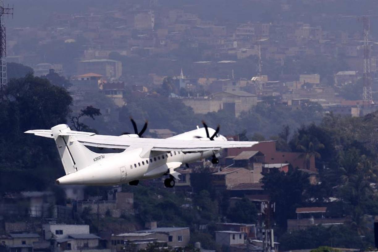 El exfuncionario policial abordó un avión bimotor blanco de hélice, con matricula N366FM, del sistema de justicia de EE.UU, que despegó a eso de las 09.28 horas locales de Honduras. 