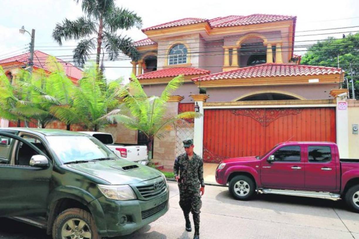 Duros y frontales golpes al lavado de activos y la extorsión. Las ostentosas huellas de la criminalidad El aseguramiento de lujosas residencias, empresas mercantiles, negocios, propiedades, joyas, autos de lujo, muebles finos, haciendas y millonarias cuentas bancarias dejaron como resultado las operaciones Avalancha I y II en Honduras. <br/><br/><br/>