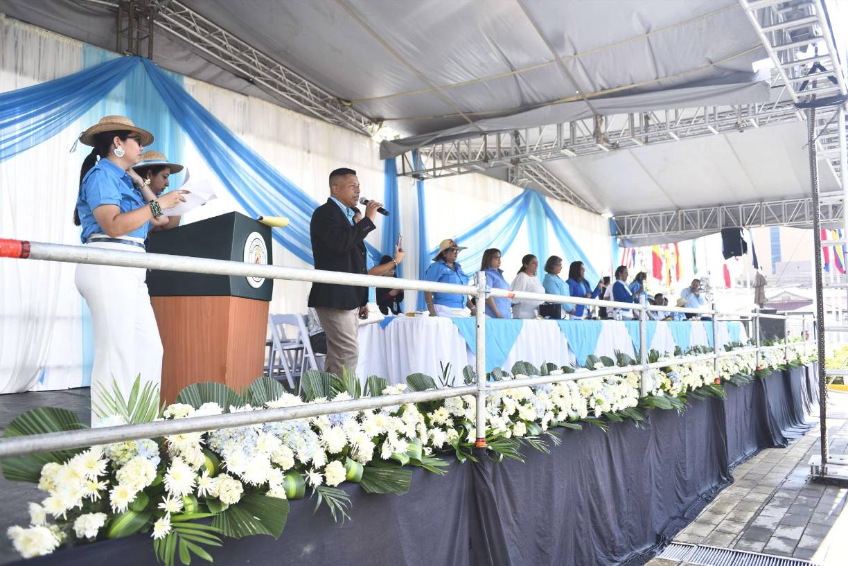 El estrado se ubicó en la Plaza de las Banderas, donde cada centro tuvo cinco minutos para presentarse ante las autoridades educativas que disfrutaron del desfile.