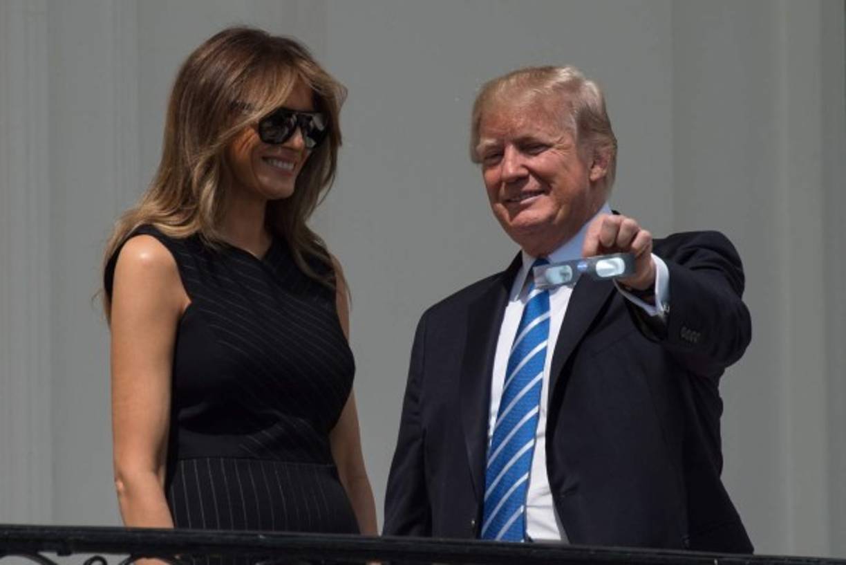 Melania Trump vuelve a demostrar que es todo un ícono de la moda tras agotar en ventas un modelo de la marca española Delpozo que lució a su llegada a la Casa Blanca tras pasar unas polémicas vacaciones junto al presidente estadounidense Donald Trump en Nueva Jersey.