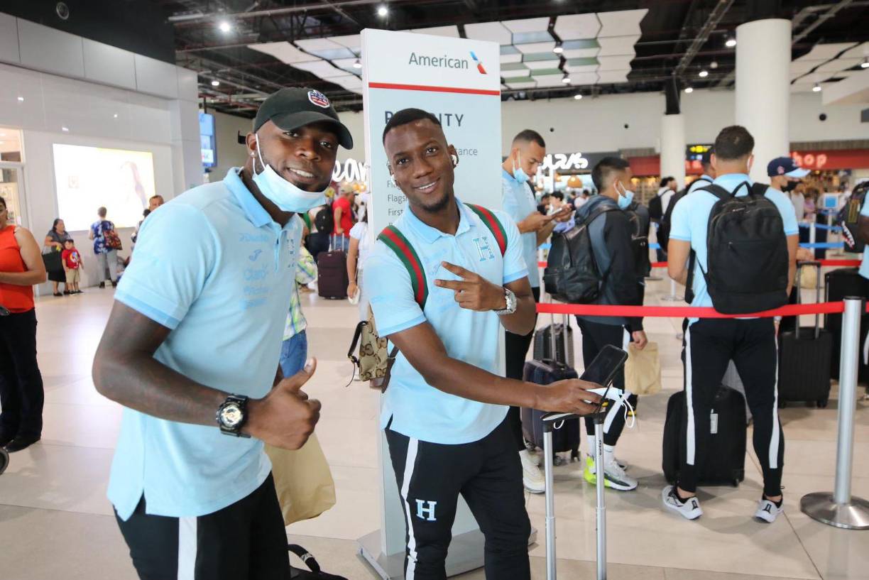 Muchas maletas, rostros alegres y otros despidiéndose de sus más queridos a través de los dispositivos móviles, formaron parte del adiós de los jugadores de la Bicolor de territorio catracho.