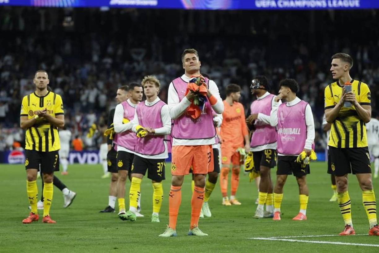 La decepción de los jugadores del Borussia Dortmund tras caer ante el Real Madrid en el estadio Santiago Bernabéu.