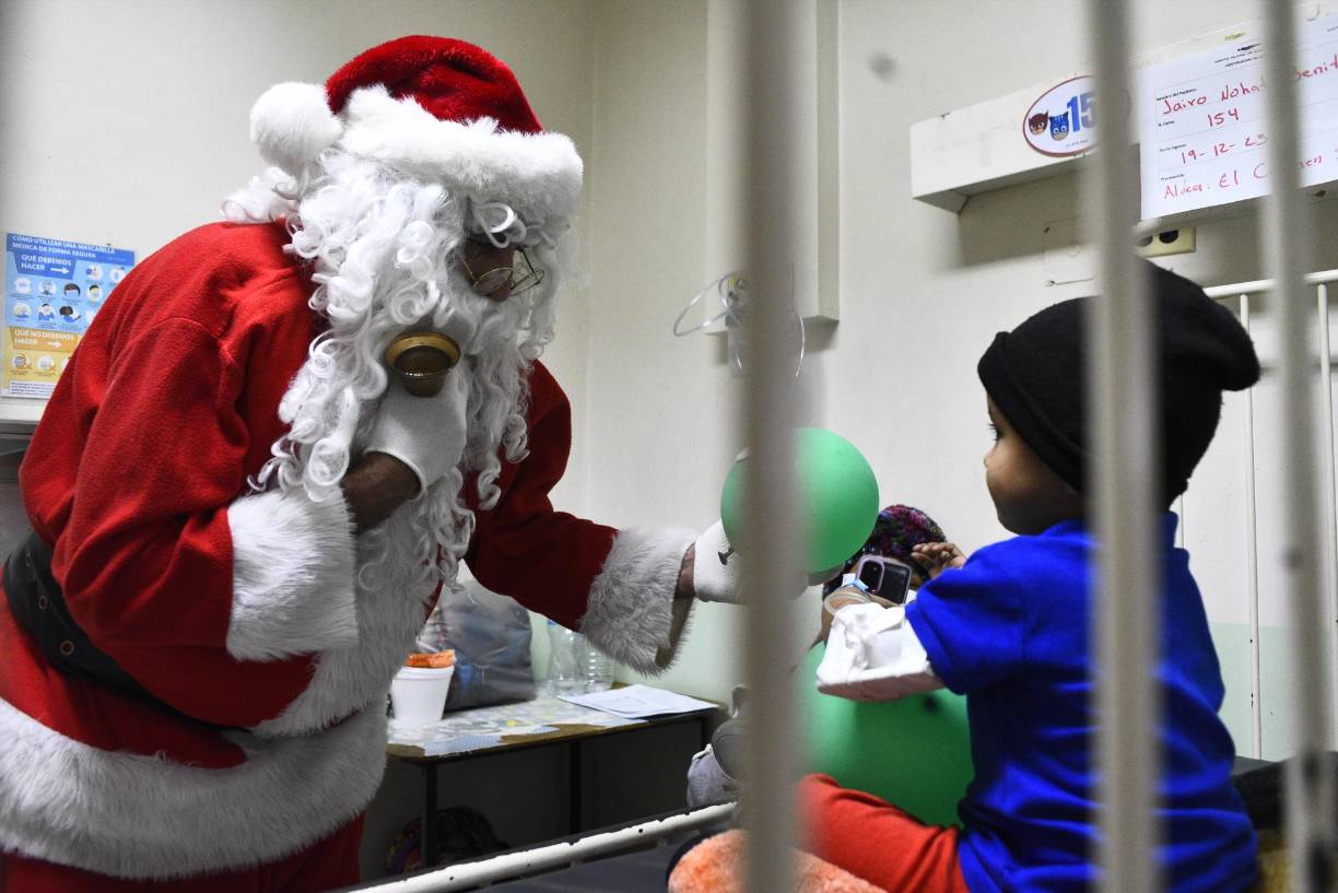 Acerca de las experiencias que lo han marcado, dijo que en una ocasión, cuando visitó la sala de Hemato Oncología, le obsequió un balón de fútbol color verde a un niño, quien se sorprendió al recibirlo. 