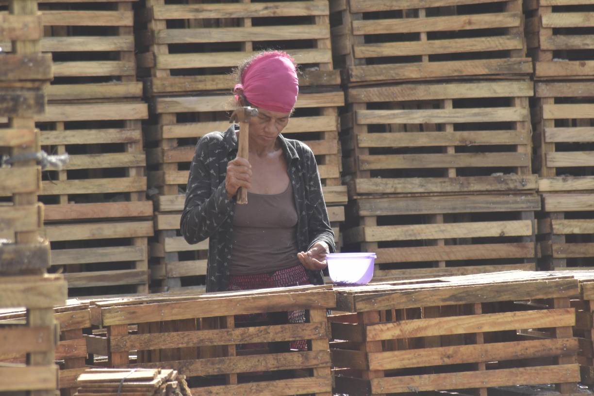 Las nasas son llevadas en las embarcaciones pesqueras y luego lanzadas al mar para la pesca. La demanda en grande y las mujeres deben tener listo el pedido. 