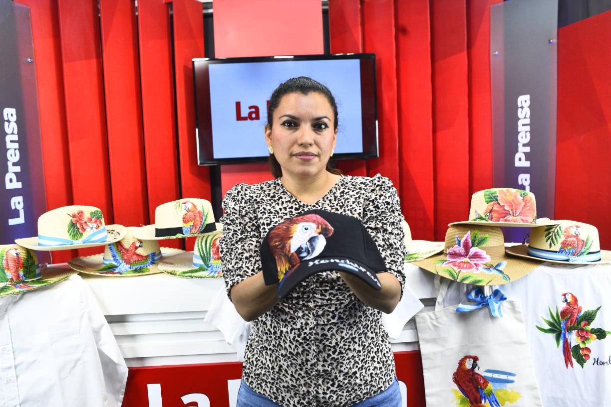 La maestra muy contenta relató a LA PRENSA que su emprendimiento es su espacio artístico para plasmar su creatividad y ganarse la vida, además de resaltar la identidad nacional de Honduras.